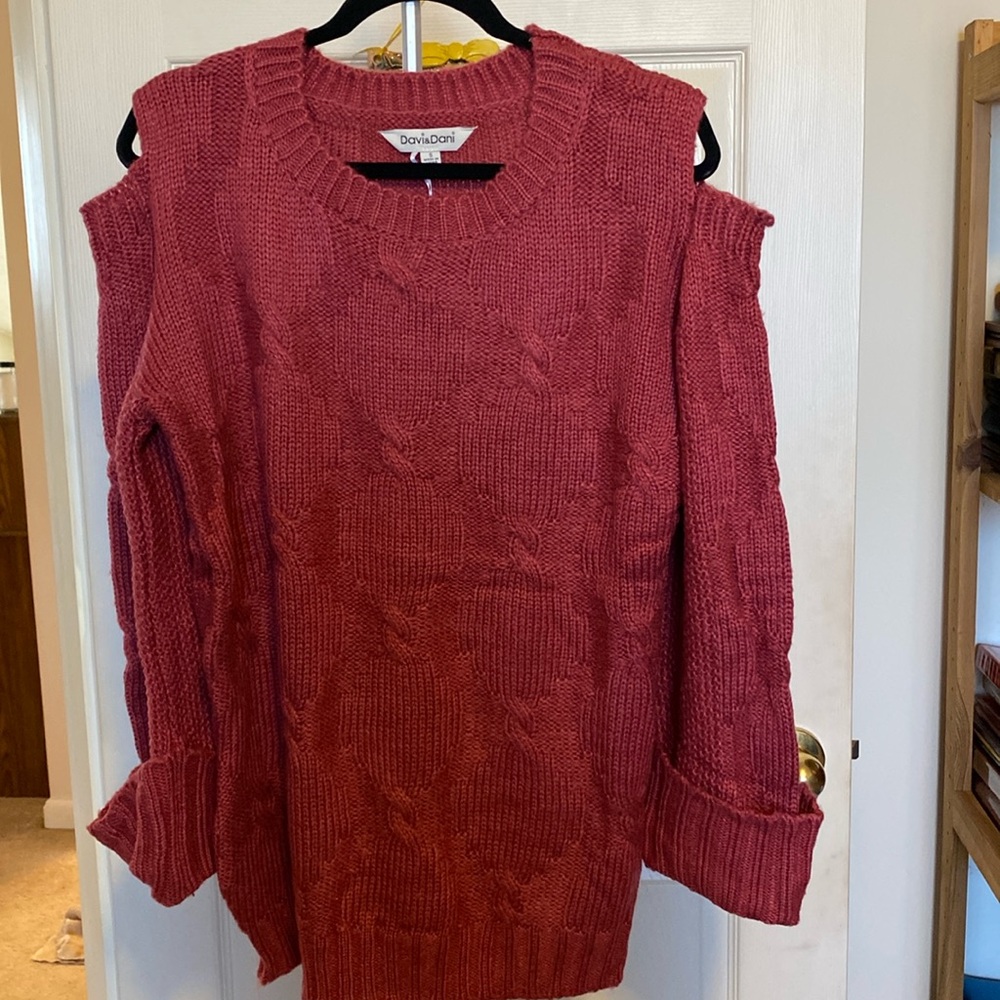 Davi & Dani cold shoulder sweater